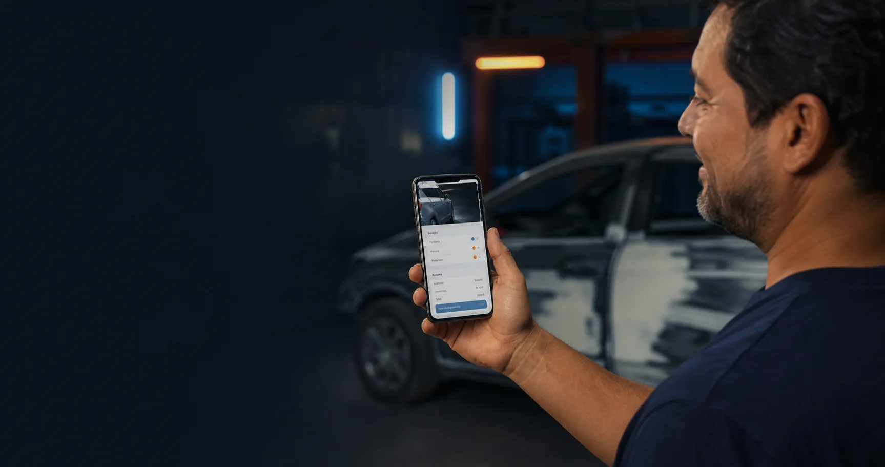 Dono de oficina usando o celular para criar um orçamento digital ao lado de um veículo em reparo.